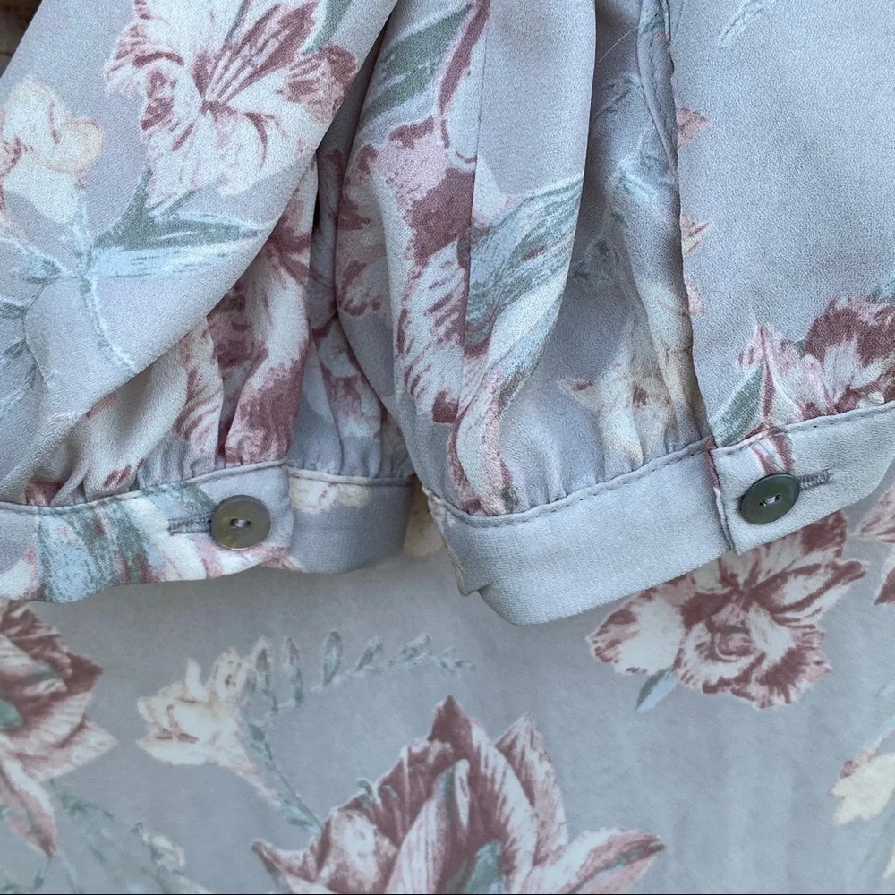 VIOLET + CLAIRE GRAY FLORAL BLOUSE D - Picture 5 of 9
